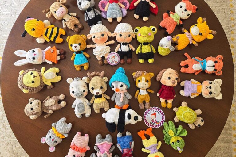 Viele bunte gehäkelte Amigurumi-Figuren auf einem runden Tablett