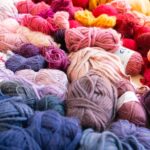 Bunte Garnknäuel und Garnreste bei einem Punch-Needle-Workshop