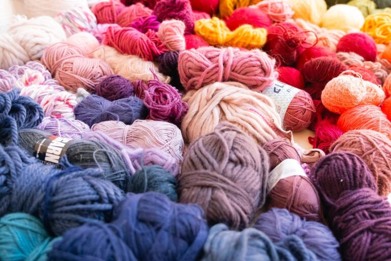Bunte Garnknäuel und Garnreste bei einem Punch-Needle-Workshop