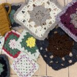 Mehrere bunte gehäkelte Granny Squares nebeneinander