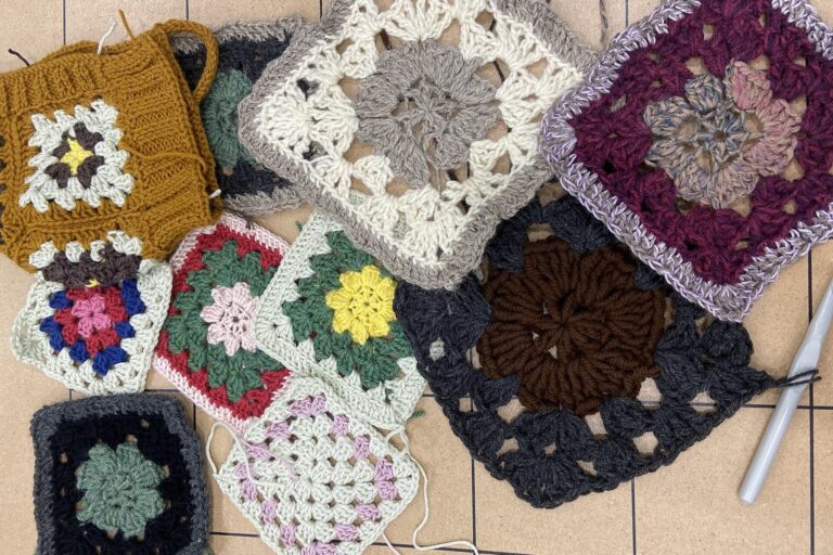 Mehrere bunte gehäkelte Granny Squares nebeneinander