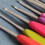 Mehrere bunte Häkelnadeln mit ergonomischen Griffen nebeneinander