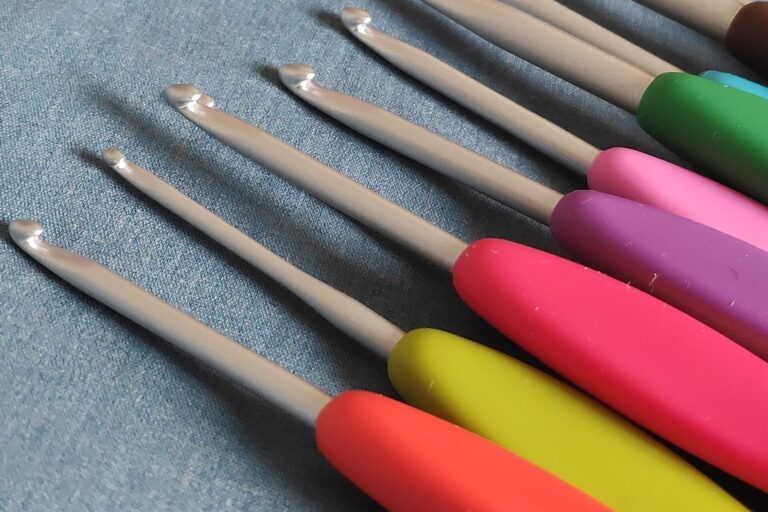 Mehrere bunte Häkelnadeln mit ergonomischen Griffen nebeneinander
