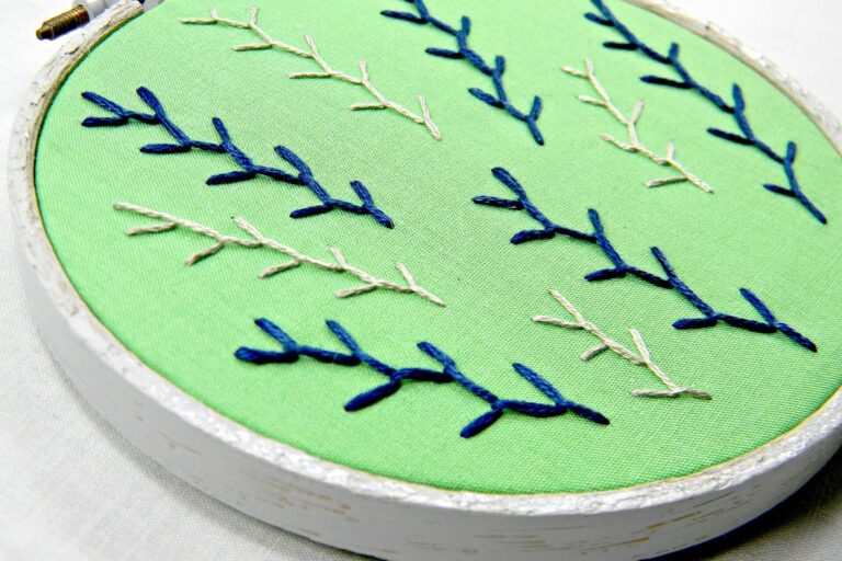 Stickrahmen mit Federstich-Stickerei in Grün-, Blau- und Grautönen