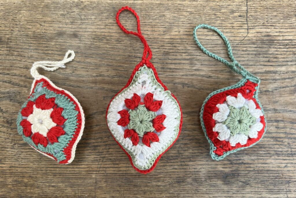 Gehäkelte Weihnachtskugeln in Rot und Weiß als Christbaumschmuck