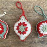 Gehäkelte Weihnachtskugeln in Rot und Weiß als Christbaumschmuck