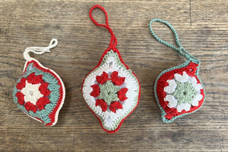 Gehäkelte Weihnachtskugeln in Rot und Weiß als Christbaumschmuck